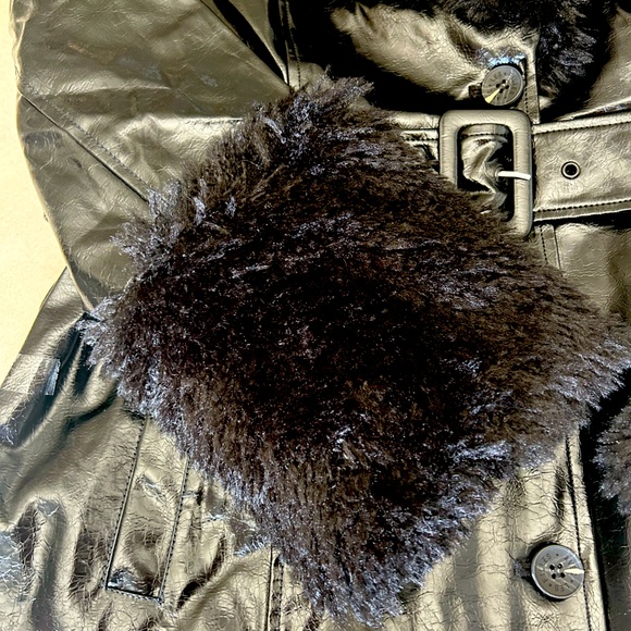 Avec Les Filles Patent Faux Fur Trimmed Trench Coat Size Large - Picture 8 of 9